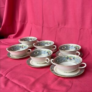 Elegant Floral Patterned Tea Cup Set